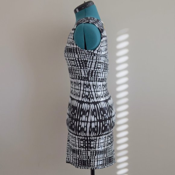 Sleeveless V-Neck Bodycon Form Fitting Mini Dress Black and White Pattern - Picture 6 of 9